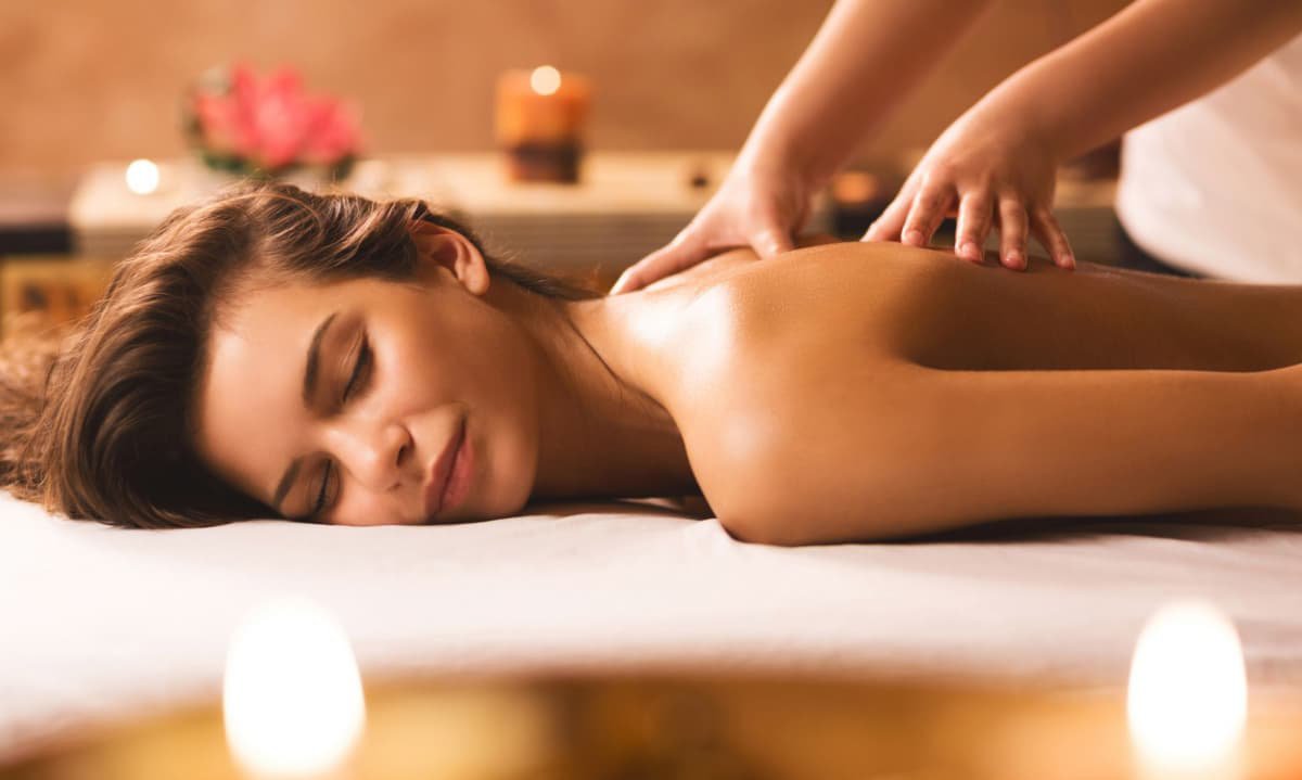 Việc massage cần được chuyên viên thực hiện để phát huy hiệu quả cao Việc massage cần được chuyên viên thực hiện để phát huy hiệu quả cao